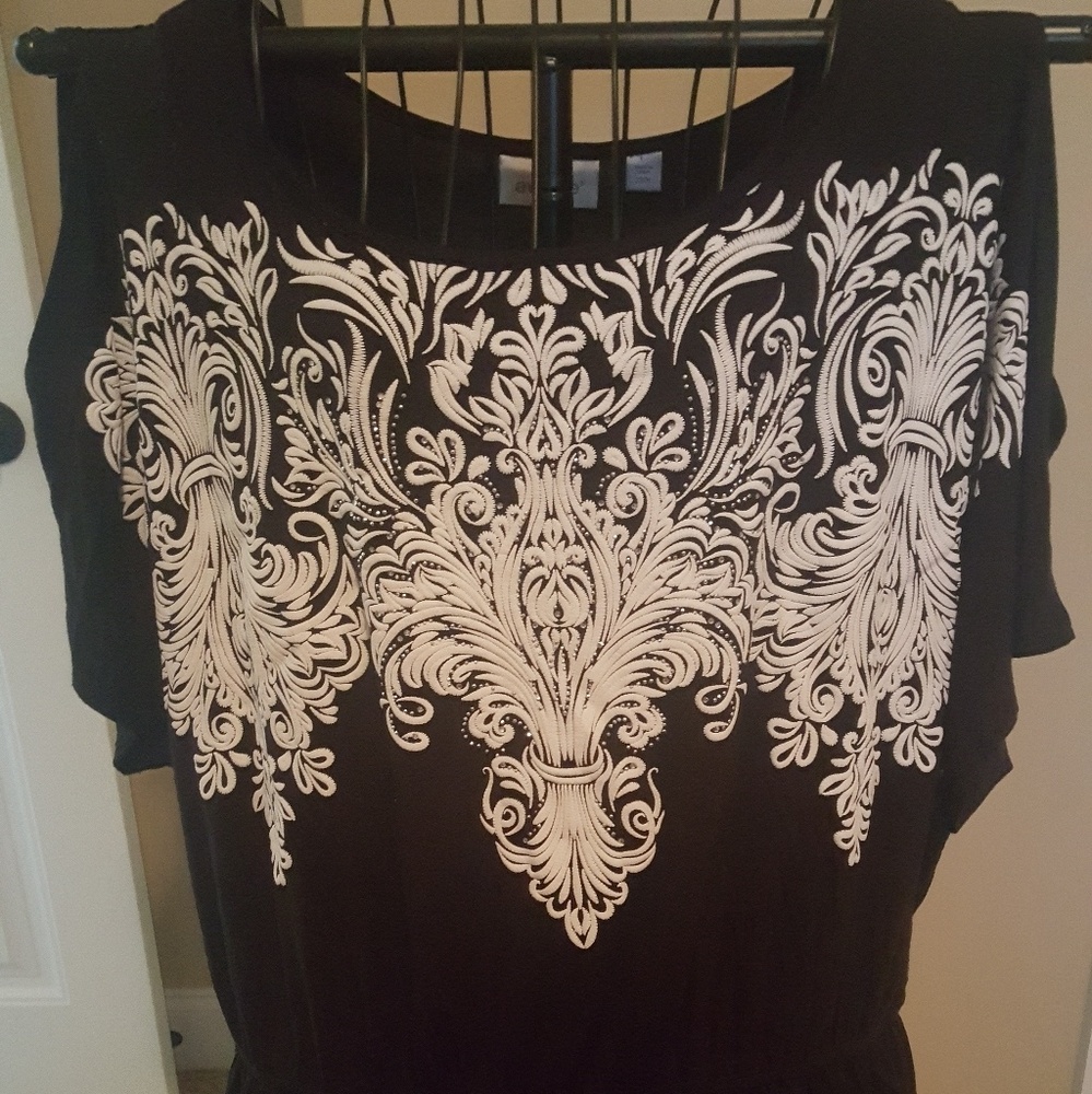 avenue Cold Shoulder top size 22/24